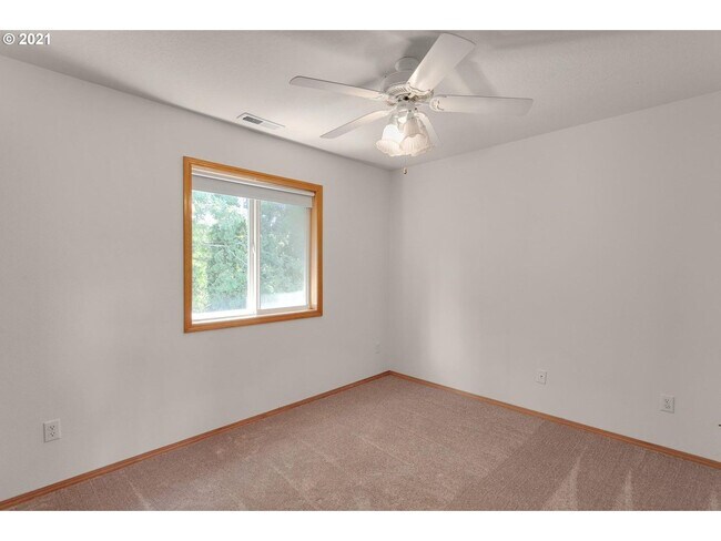 Building Photo - 4 Bedroom Bethany Home on a Large Corner L...