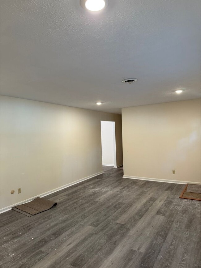 Building Photo - Lone Oak House