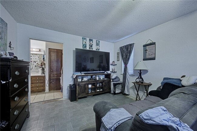 Building Photo - 4950 Elmhurst Ln
