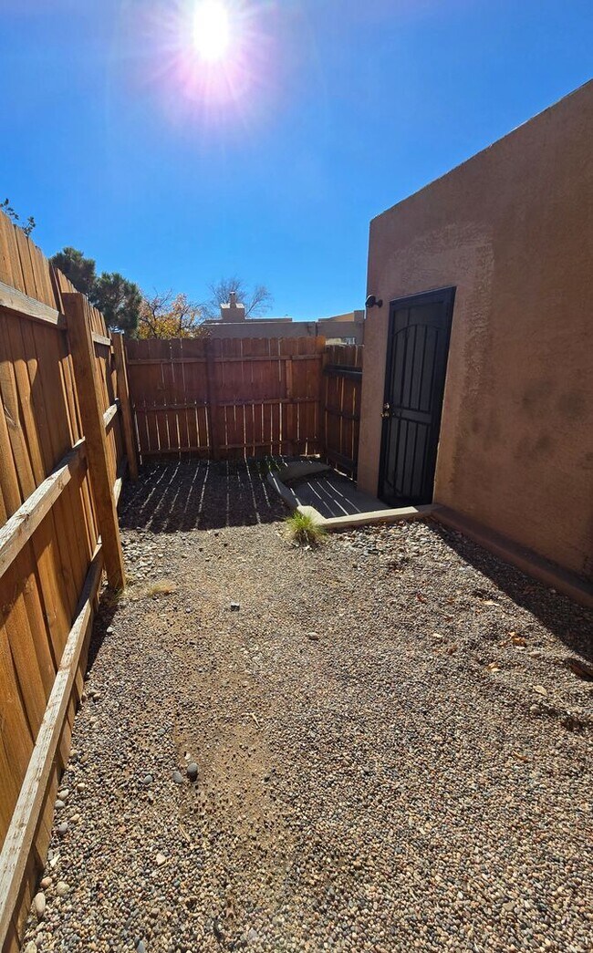 Building Photo - 2 bed, possible 3rd in wonderful neighborhood