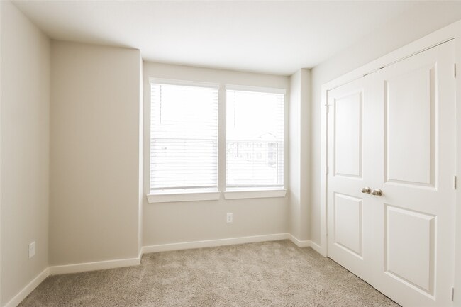 Building Photo - 9835 Willow Creek Commerce Dr