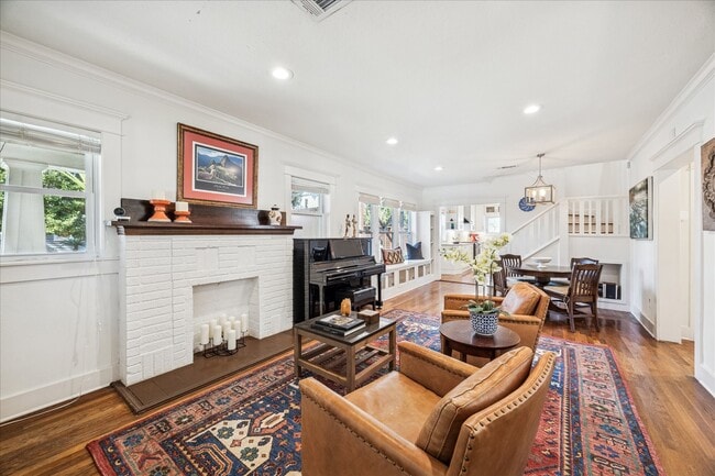 Building Photo - 825 Merrill St