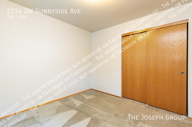 Building Photo - 2114 SW Sunnyside Ave