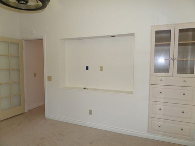 Building Photo - GREAT NEW PRICE! Gorgeous 6-Bedroom Home o...