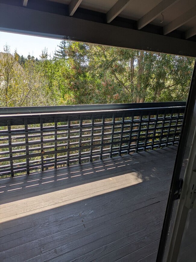 Building Photo - Beautiful Upper-Level Two-Bedroom  Two-Bat...