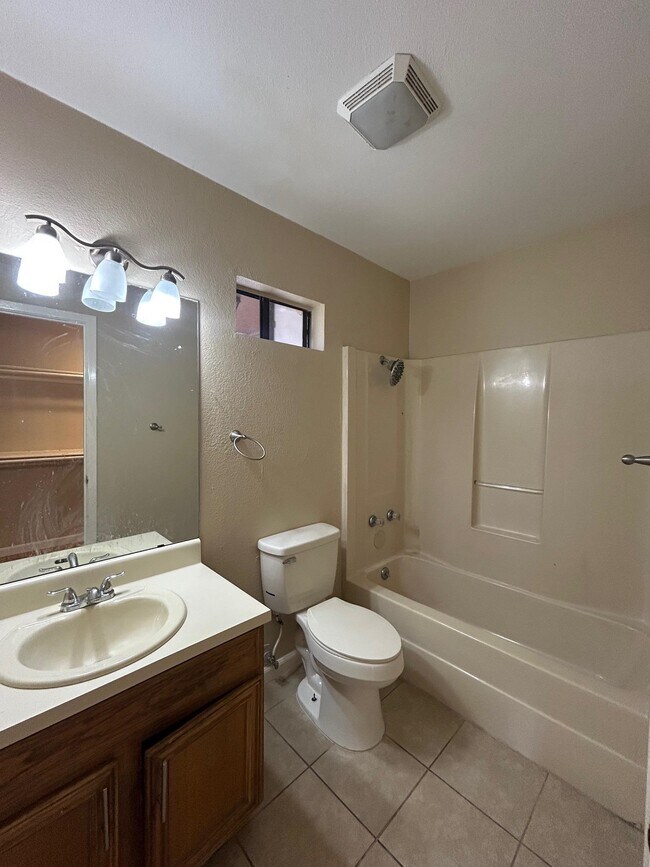 Building Photo - 8623 Oakridge Loop