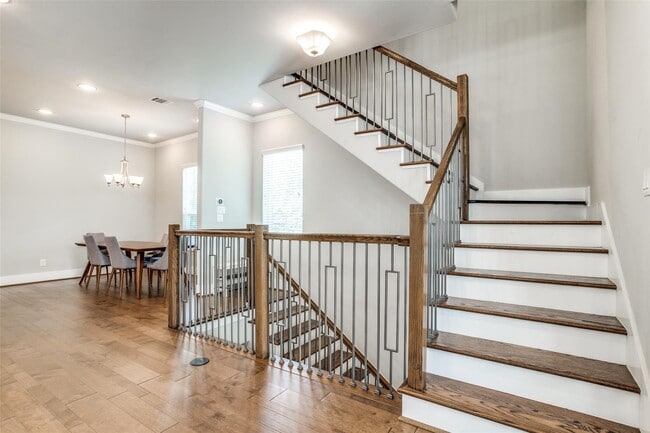 Building Photo - 412 W 28th St