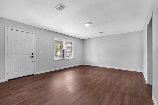 Building Photo - 107 E Elm St