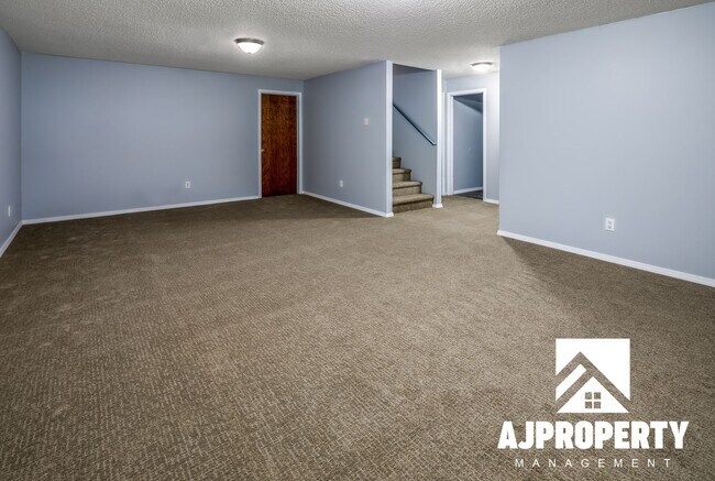 Building Photo - 4 Bedroom 2 bathroom near Memorial middle ...