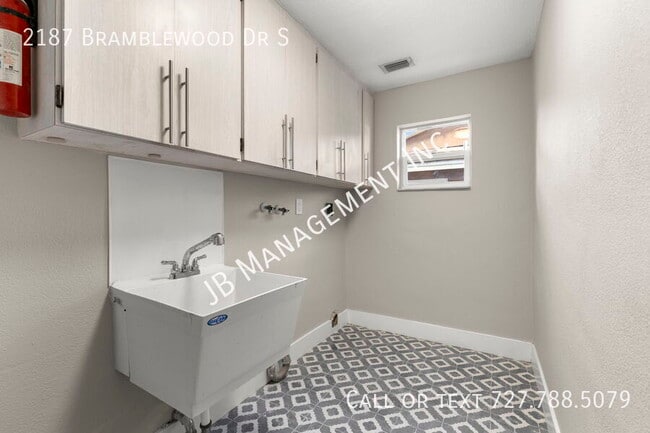 Building Photo - 2187 Bramblewood Dr S