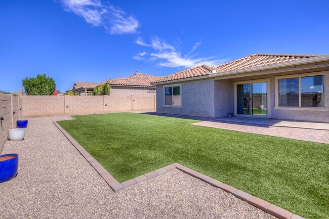 Building Photo - Welcome to this charming 3 bedroom, 2 bath...