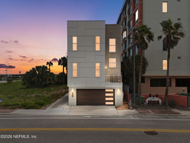 Building Photo - 115 1st St S