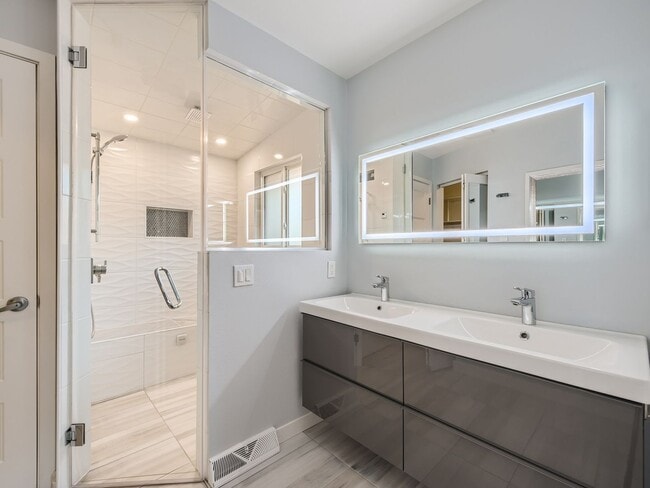 Building Photo - Charming 4 Bedroom 2.5 Bath in Lakewood!