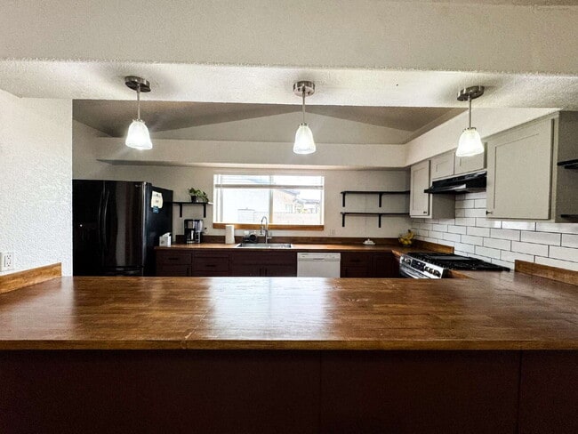 Building Photo - "Charming 3-Bedroom, 2 Bathroom Pool Home in Ocotillo!"