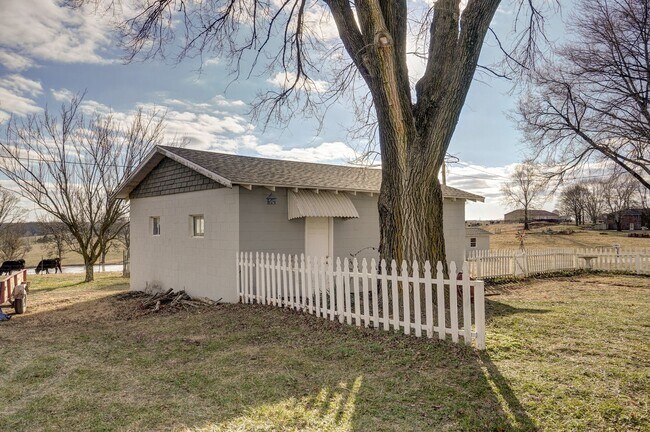 Building Photo - Charming Country Home — 4 Bed | 1 Bath | 1,500 Sq Ft