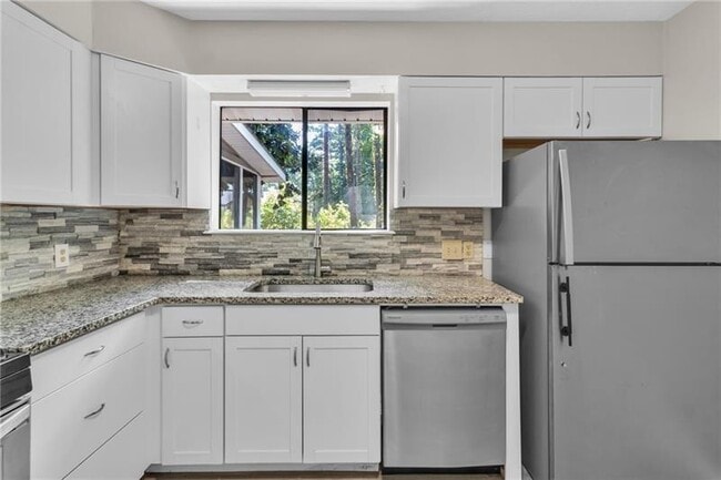 Building Photo - 3040 Clearbrook Dr