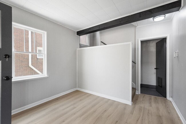 Building Photo - STUNNING 4 BEDROOM IN SHERADEN! SPACIOUS R...