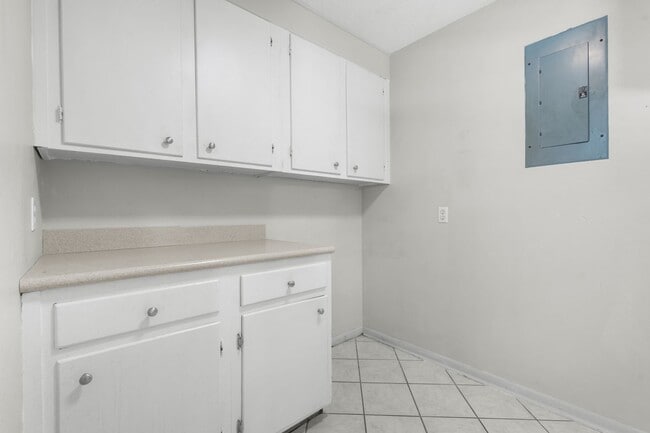 Building Photo - 616 Pinewood Dr