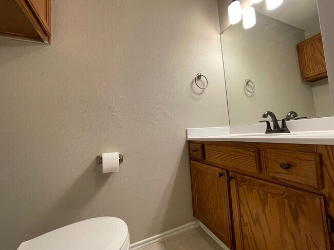 Building Photo - Cozy Townhome Minutes to the Chisholm Trai...