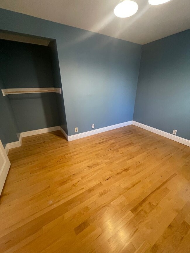 Building Photo - Stunning 3 bedroom/ 2 bath Victorian 2 sto...