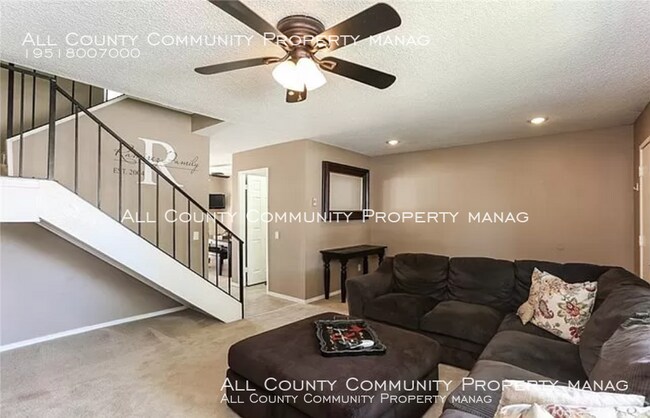 Building Photo - Beautiful 3 bedroom 1.5 bath Townhouse