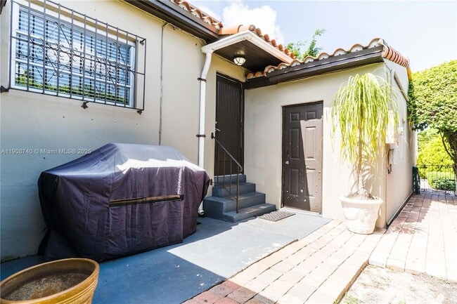 Building Photo - 1921 SW 18th Ave