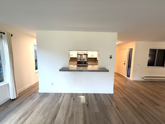 Building Photo - LARGE UPDATED TWO BEDROOM / TWO BATHROOM G...