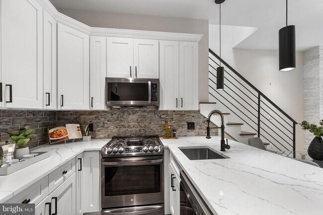 Building Photo - 1417 Staples St NE