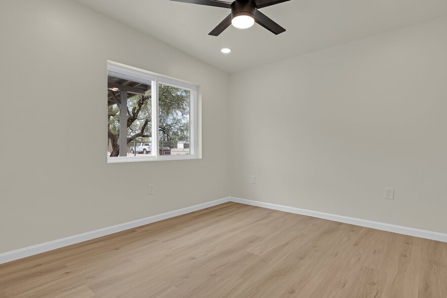 Building Photo - 207 E Valeska Rd