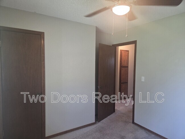 Building Photo - 663 W Perry Dr