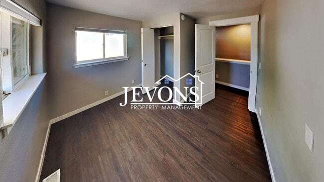 Building Photo - Near Randall Park - Charming home with two kitchens and washer/dryer included!