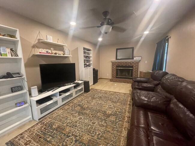 Building Photo - BEAUTIFUL 4 BED / 2.5 BATH SF IN COVENTRY