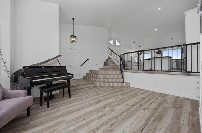 Building Photo - Beautiful 3-Bedroom, 3-Bath Home in Riverl...