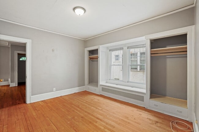 Building Photo - Rare 2 bedroom Lower