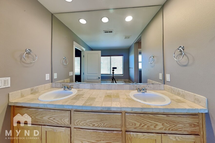 Building Photo - 18002 NE 37th St