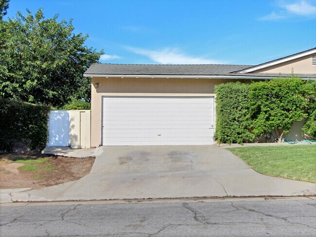 Building Photo - 3 bedrooms, 2 bathrooms house in La Habra