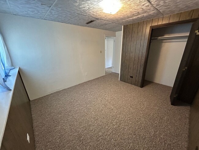 Building Photo - 5 Bed 2 Bath Home with 2 Car Attached Garage in Quiet Nice Neighborhood.