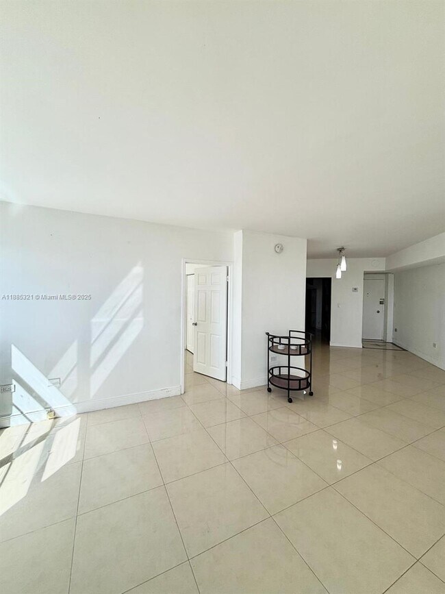 Building Photo - 801 Brickell Bay Dr