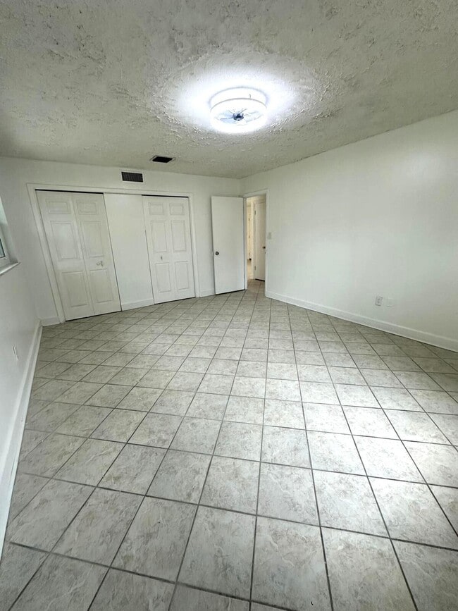 Building Photo - 1032 Martinique Ave