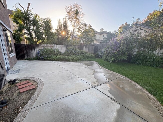 Building Photo - Beautiful 3 Bed 2.5 Bath Brentwood Home