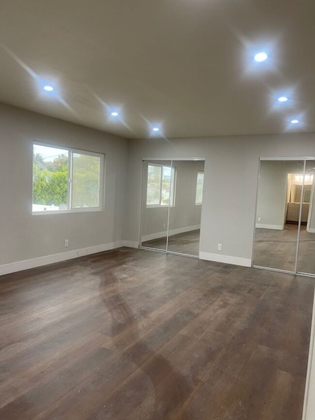 Building Photo - Stunning 5 bedroom 3 bath