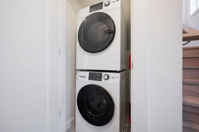 Building Photo - 4453 Aurora Ave N