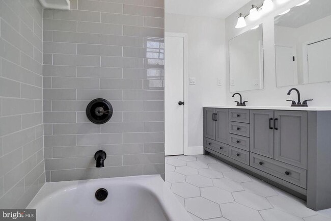 Building Photo - 12404 Surrey Cir Dr
