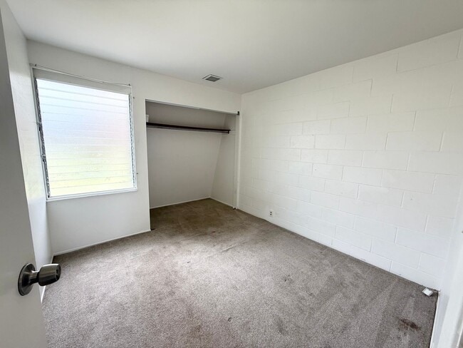Building Photo - MOVE IN READY! Pacific Village- 3 Bd/ 2.5 Ba Town House