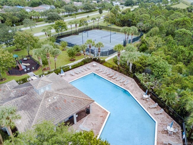 Building Photo - 356 SE Bloxham Way