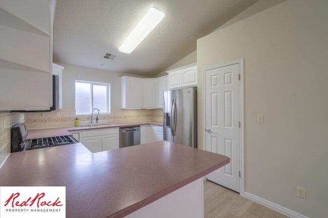 Building Photo - 3 Bedroom Home in Hurricane with Community Pool