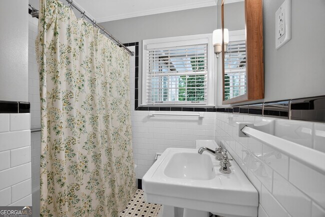 Building Photo - 807 Cardova Dr NE
