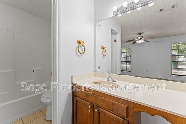 Building Photo - 1142/1144 Willow Creek Dr