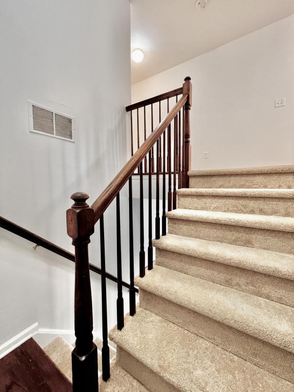 Building Photo - 211 Hawthorne Way