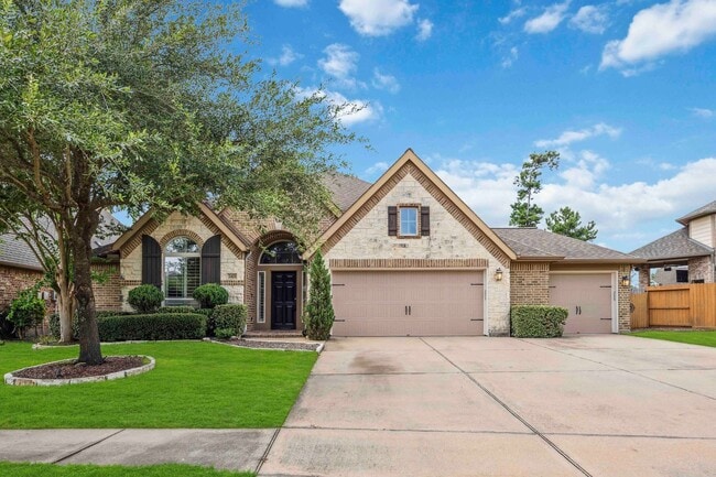 Building Photo - Beautifully maintained 4-beds, 3-bath, 3 c...